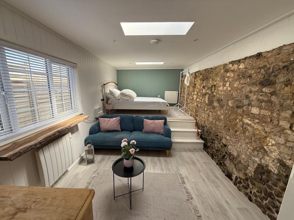 Lot: 61 - OFFICE WITH PARKING IN ATTRACTIVE LOCATION - Living room with Mezzanine floor to bedroom